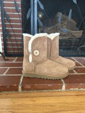 UGG Bailey Bow II Boot in Chestnut and Cream